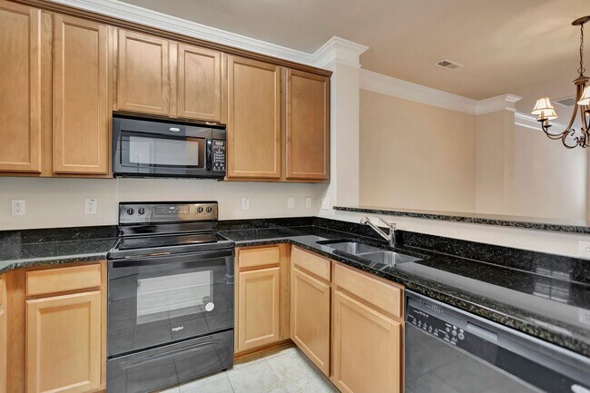 Building Photo - West Ashley Townhome!!