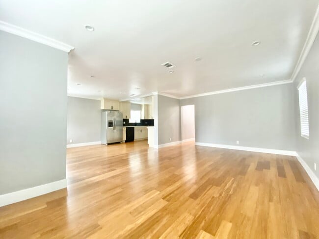Building Photo - 823 E 90th St