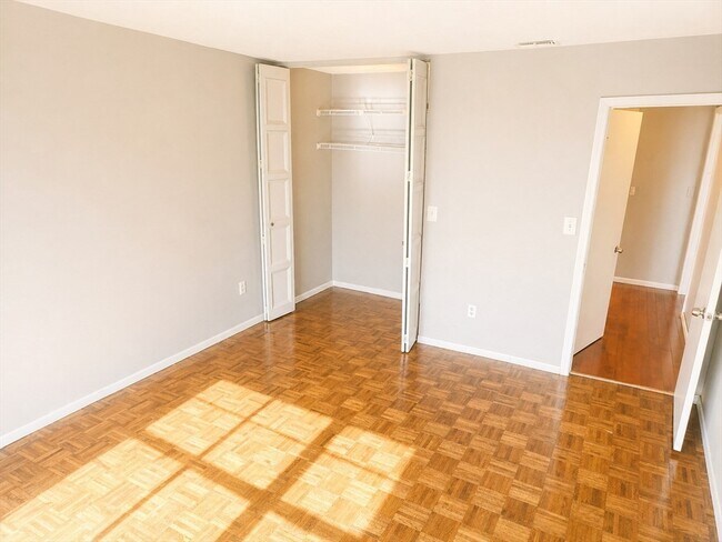 Foto del edificio - 405 Langley Rd