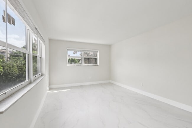 Foto del edificio - The Oaks Apartments