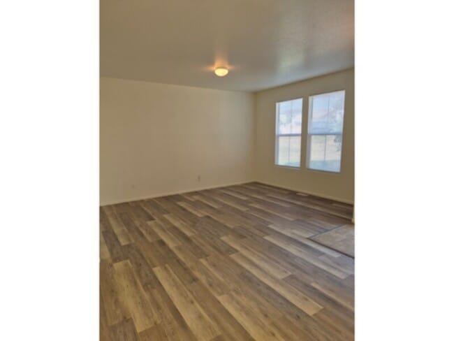 Building Photo - Townhome