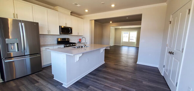 Foto del edificio - Room in Townhome on Sandwood Loch Dr