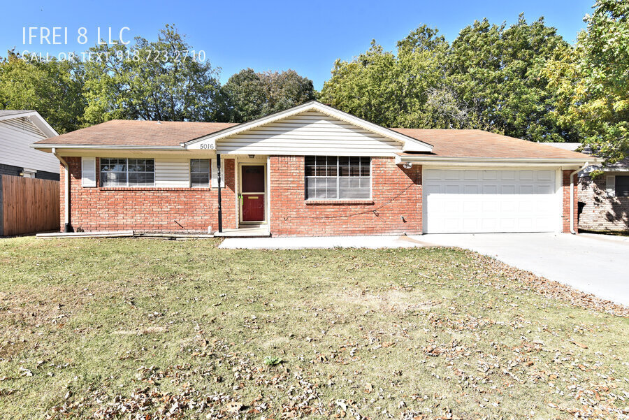 Primary Photo - Cwntrally located 3 Beds and 2 bath 2 car ...