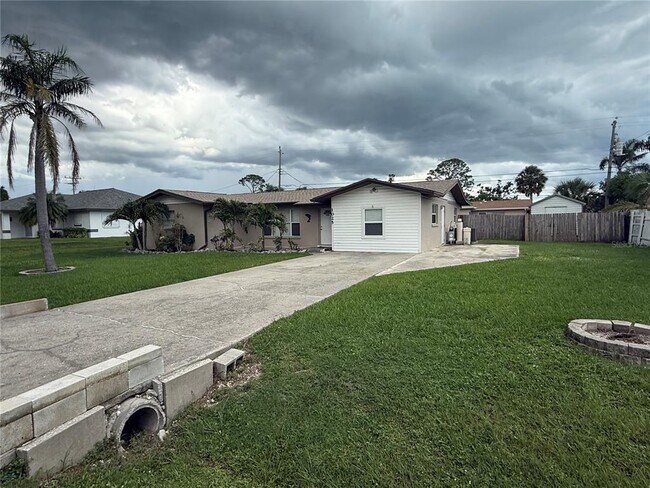 Building Photo - 1025 Falcon Rd