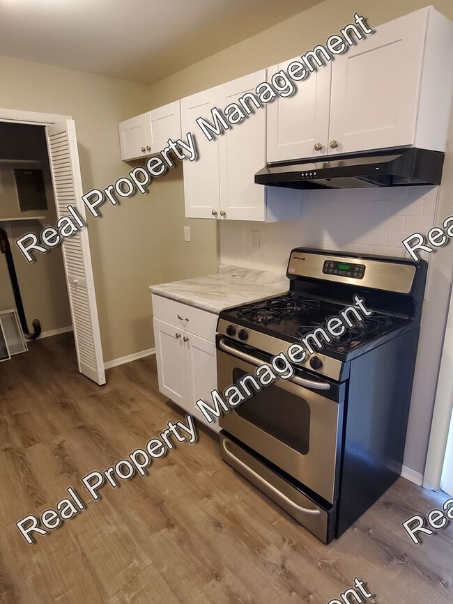 Building Photo - Completely Updated 2 Bedroom Apartment