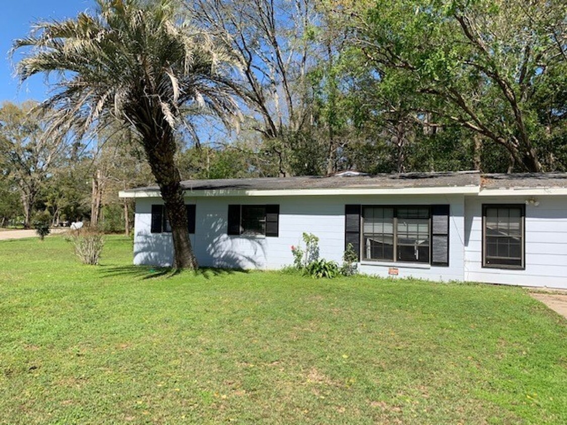 Primary Photo - 4/2 house on Karen Lane - Available Now!