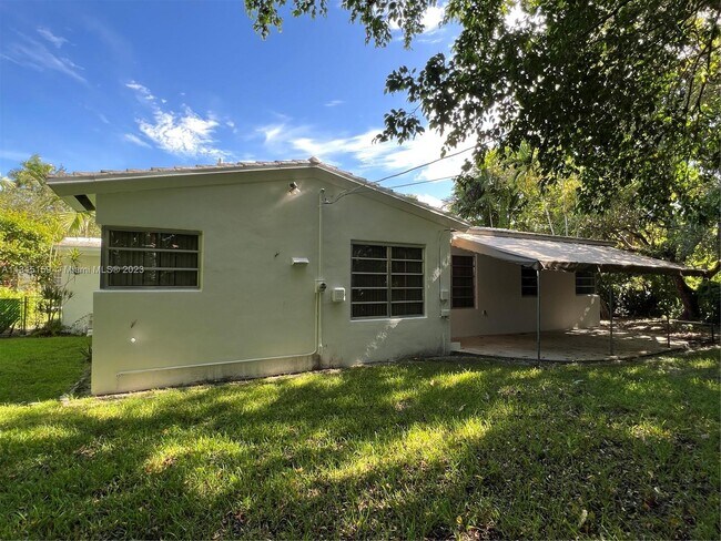 Building Photo - 518 Giralda Ave
