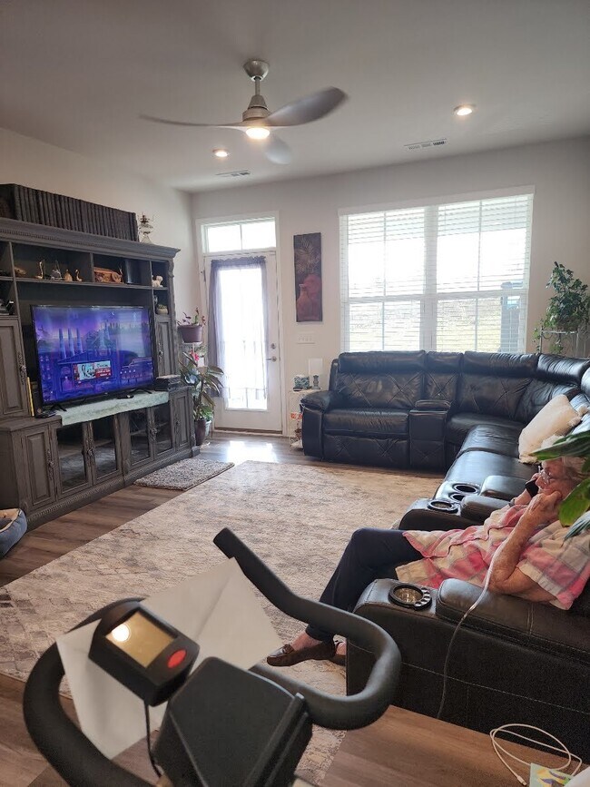 Building Photo - Gorgeous 3 bd/2.5 bath with/2 car garage