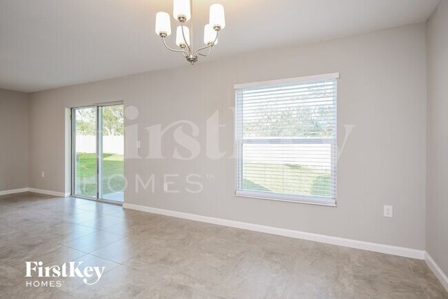 Foto del edificio - 421 Earhart Dr