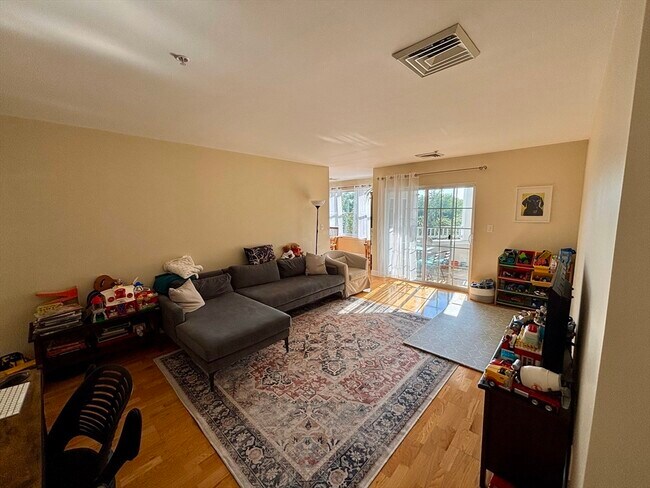 Foto del edificio - 320 Rindge Ave