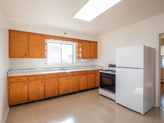 Kitchen - 901 S Webster Ave