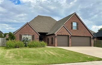 Building Photo - 3909 SW Stonefield St
