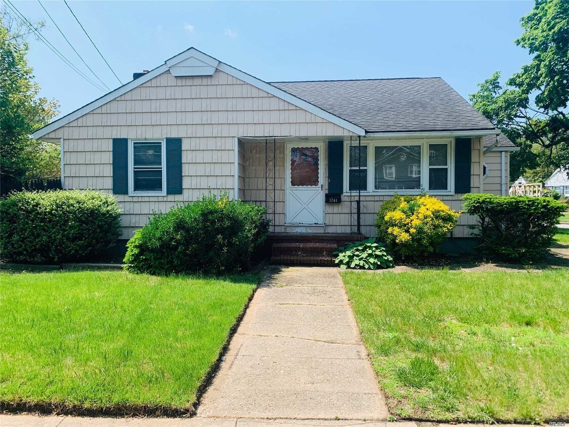 Primary Photo - 1744 Jerusalem Ave