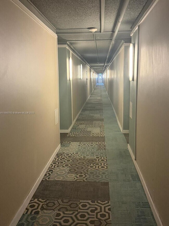 Foto del edificio - 600 NE 36th St