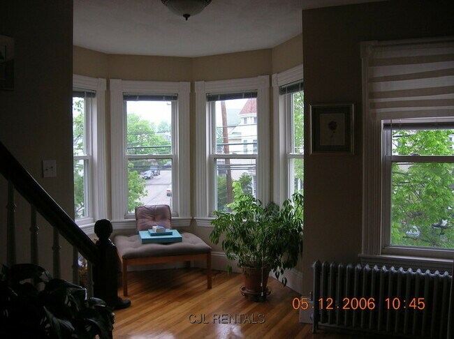 Building Photo - 353 Crescent St