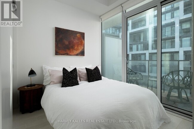 Building Photo - 8 Hillsdale Ave E