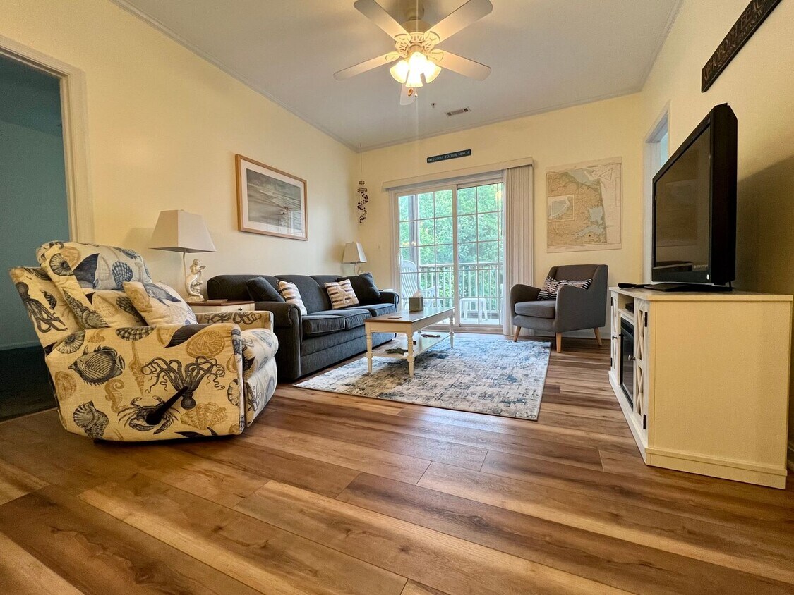 Foto principal - ADORABLE 2 BR, 2 BA CONDO - FURNISHED OR U...