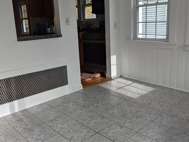 Building Photo - 3 bedroom