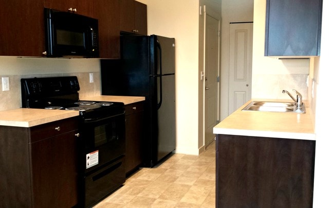 Quartz Dark Kitchen - Stoneplace Apartment Homes
