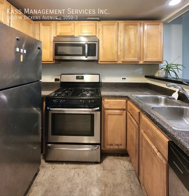 Building Photo - 1050 W Dickens Ave