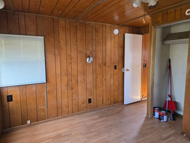 Building Photo - Three Bedroom, Pet Friendly Home!