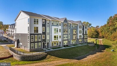 Building Photo - 900 Gilbert Rd
