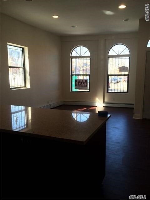 Foto del edificio - 77-19 Parsons Blvd