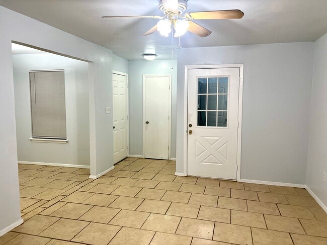 Building Photo - 2112 Tanglewood St