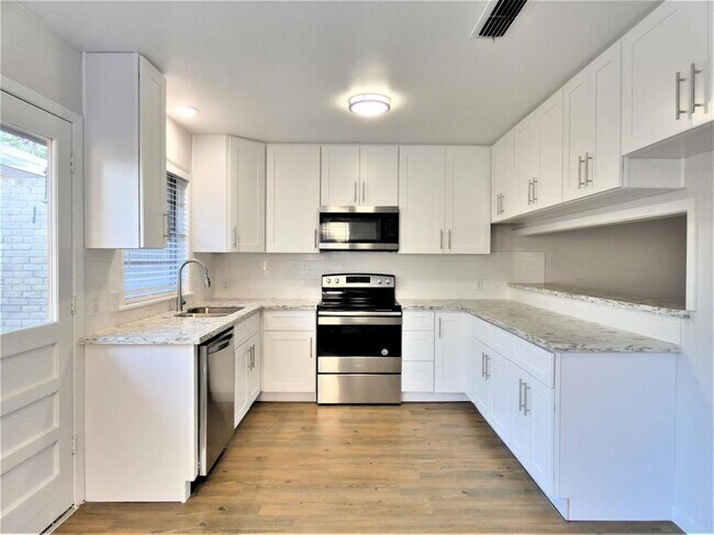 Building Photo - 604 Golfview Dr