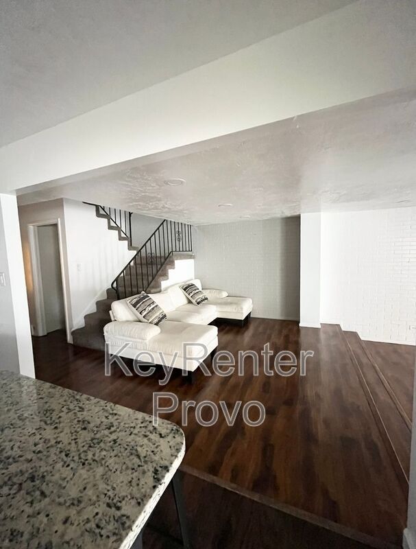 Foto del edificio - 2091 N 220 E St