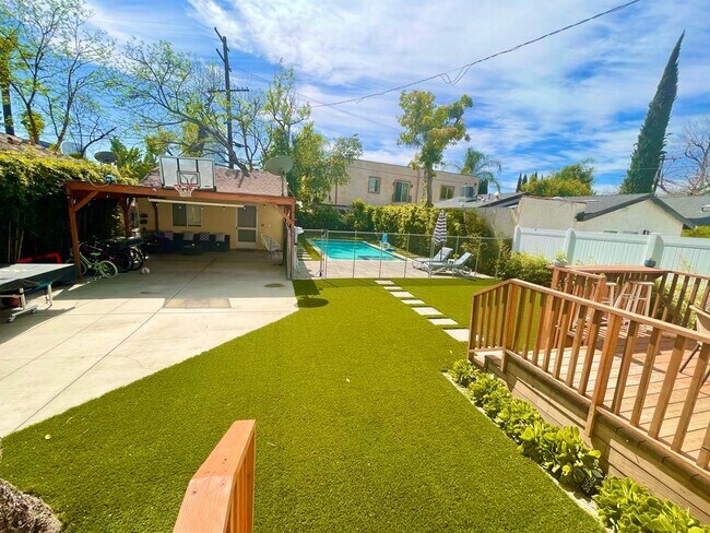 Building Photo - 10724 Aqua Vista St