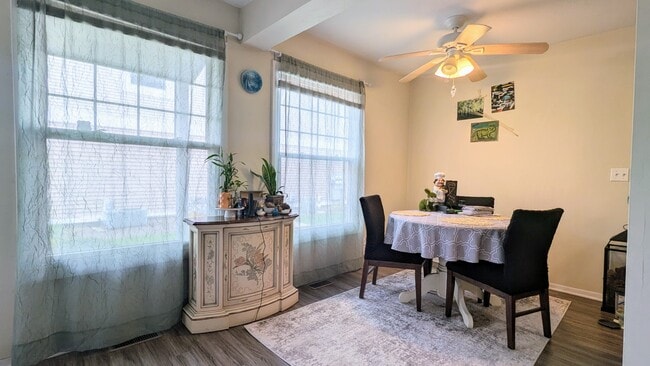 Foto del edificio - 336 Farmingdale Cir