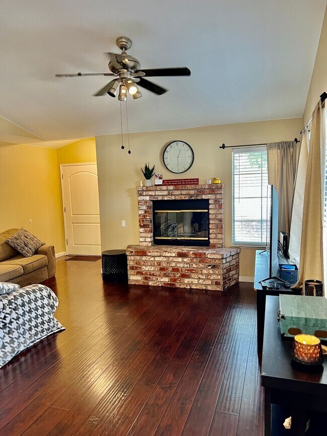 Foto del edificio - Centrally Located Roseville Condo