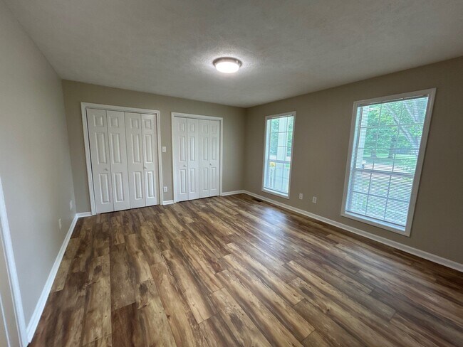 Foto del edificio - 258 Pleasant Plains Rd