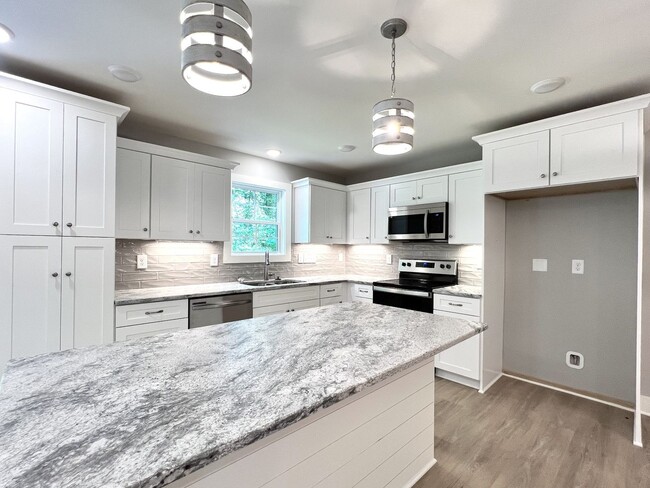 Building Photo - FOR LEASE - 3 Bed, 2.5 Bath, 1515sqft Town...