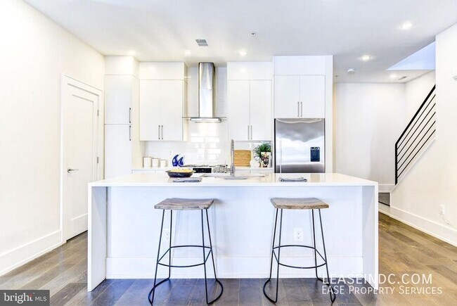 Foto del edificio - 3467 Holmead Pl NW