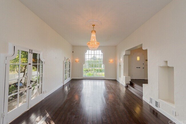 Building Photo - 710 Adelaide Pl
