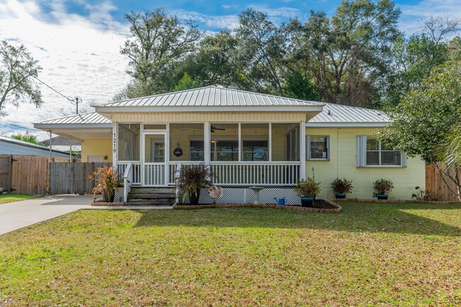 Building Photo - Great home close to the water!