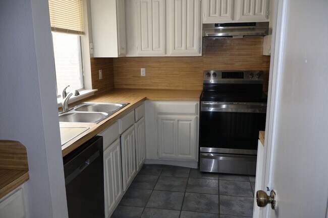 Foto del edificio - 12907 Maxfield Dr