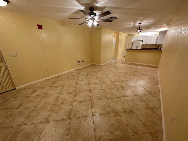 Foto del edificio - ** 2/2 UNFURNISHED FIRST FLOOR UNIT READY ...