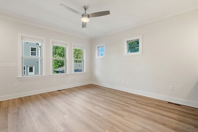 Building Photo - Available Early July! 3-bedroom home with ...