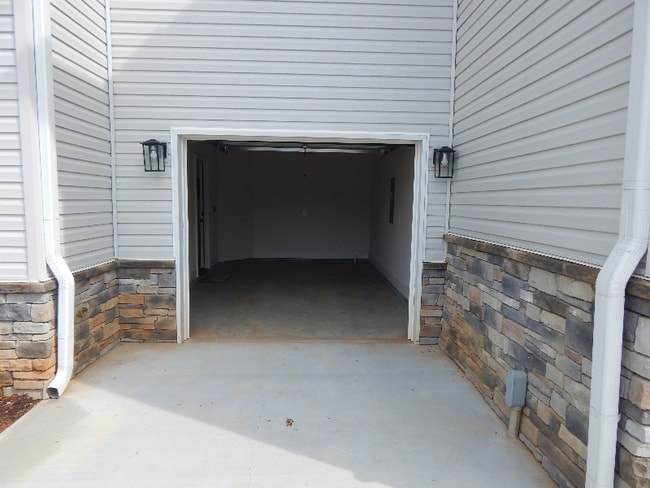 Building Photo - 233 Marshland Ln