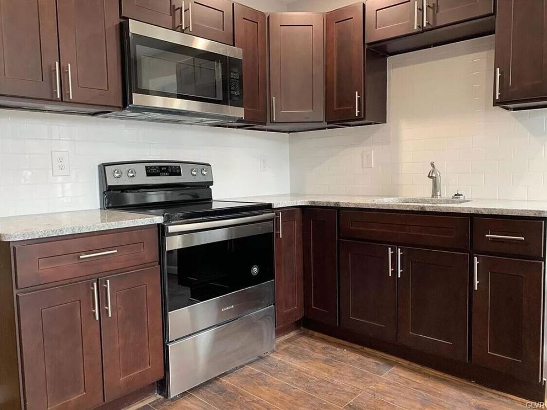 Primary Photo - 245 N 9th Street