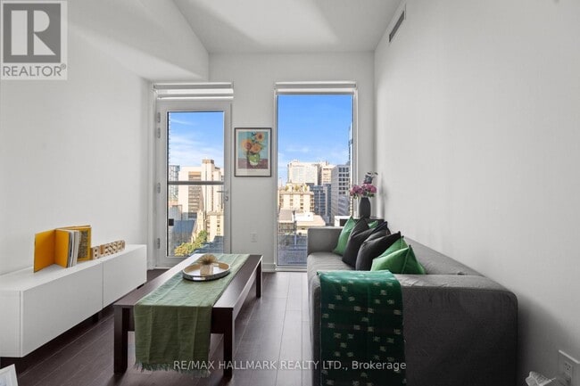 Building Photo - 238 Simcoe St