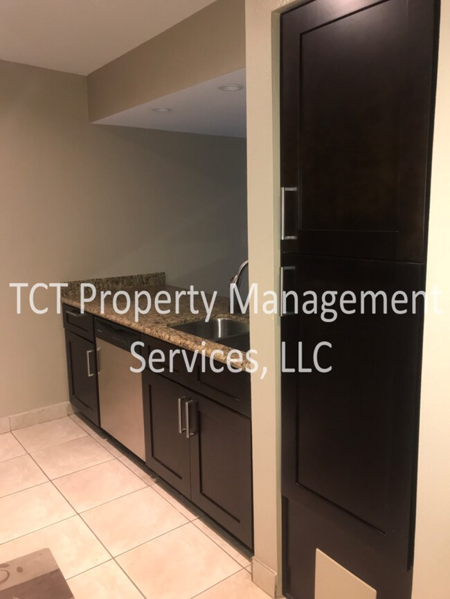 Building Photo - Dual Master Unit in Heart of Scottsdale -***Includes all utilities***