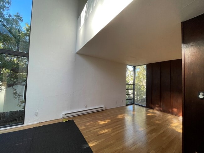 Building Photo - 2216 6th St