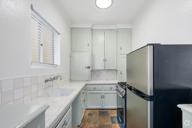 1BR, 1BA - 725SF - Kitchen - 1147 6th St
