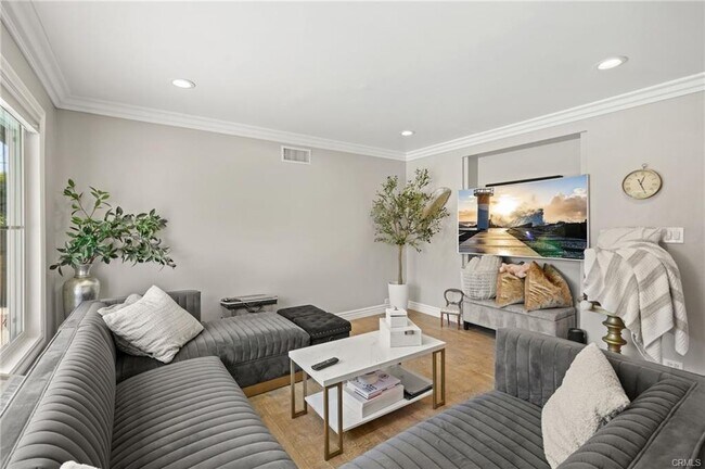 Foto del edificio - 11612 Swinton Ave