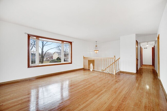 Foto del edificio - 4 Bed 2.5 Bath in Des Plaines