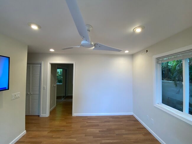 Sala de estar frente al dormitorio. - 3708A Claudine St